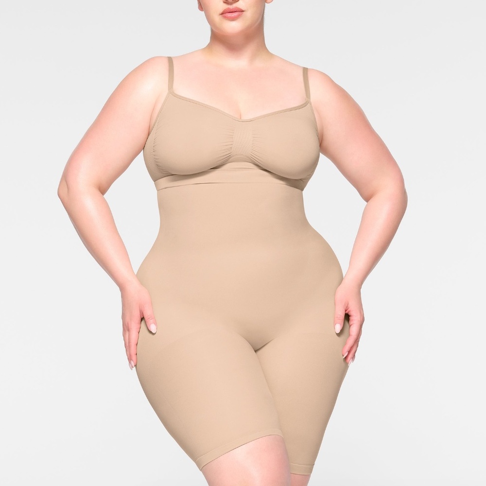 NWOT SEAMLESS SCULPT HIGH-WAISTED ABOVE THE KNEE SHORT SIZE S